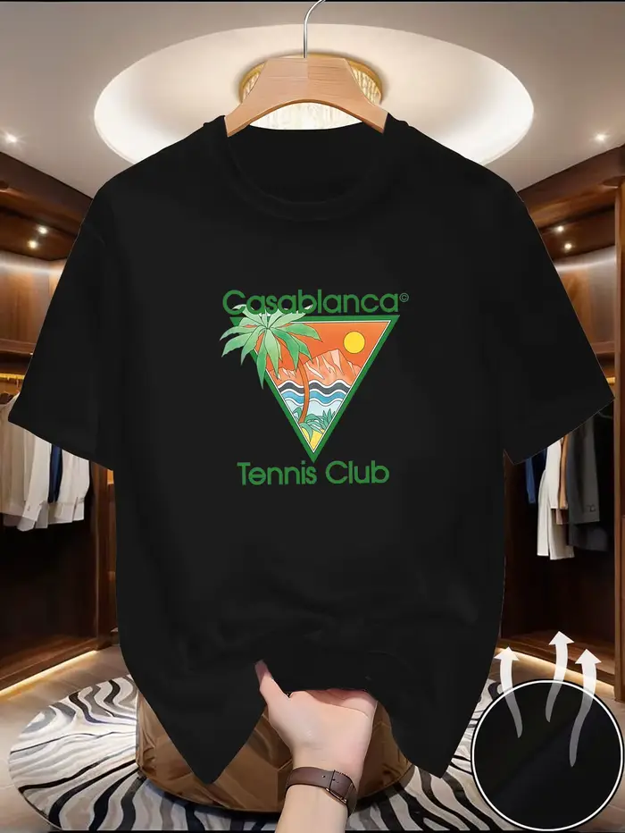 Ce t-shirt décontracté d'été présente un texte vert « Casablanca » et un motif triangulaire comprena
