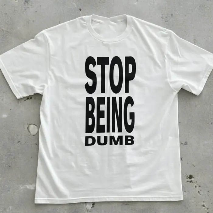T-shirt pour homme en tissu mélangé avec imprimé 'STOP BEING DUMB'