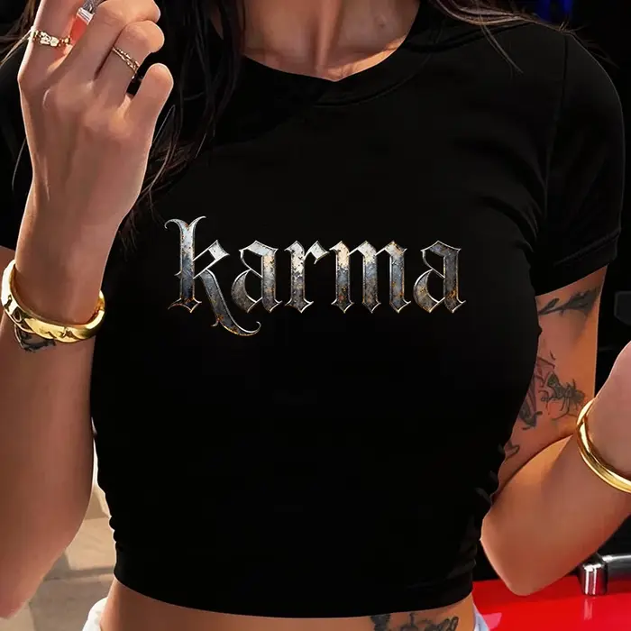 T-shirt court sexy des années 90 avec imprimé lettre Karma style vintage, t-shirt Y2K à manches courtes pour l'été, vêtements courts pour femmes