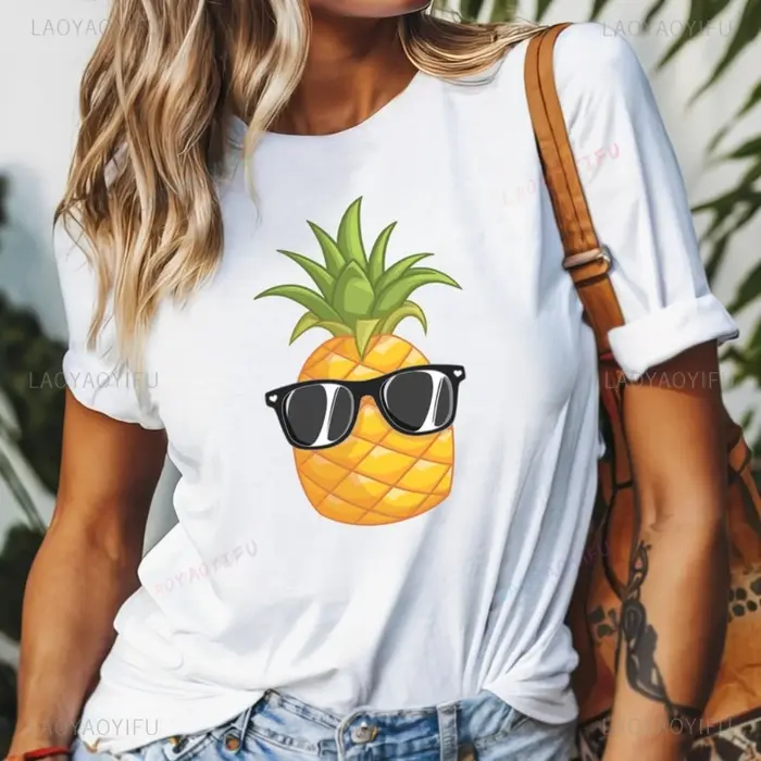Ananas fruits hauts t-shirt un modèle de dessin animé intéressant et mignon d'ananas portant des lunettes de soleil
