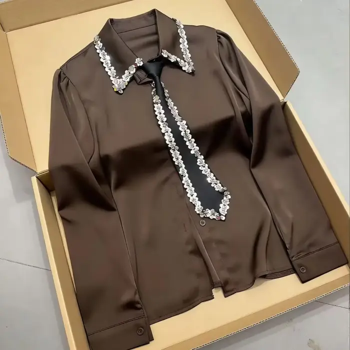Chemisier blanc de luxe à sequins et cravate pour femme