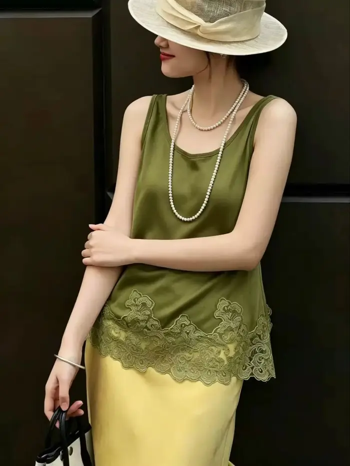Débardeur élégant et féminin en satin de soie 100% avec dentelle