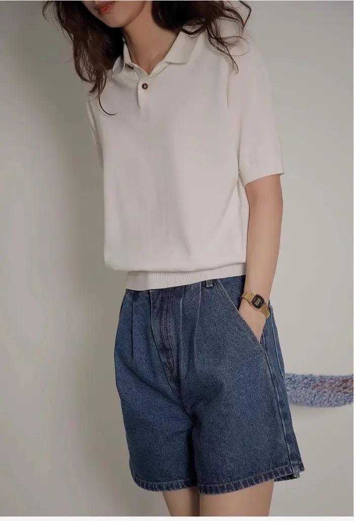 Polo tricoté à manches courtes pour femme, bleu foncé, col rabattu, design tendance, été 2026, en po
