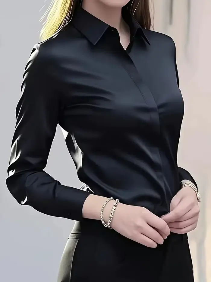 Chemise ajustée à manches longues pour femmes avec col classique