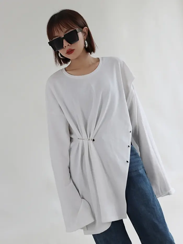 [EAM] femmes noir fente latérale irrégulière grande taille T-shirt nouveau col rond à manches longues mode marée printemps automne 2026 1DE8803