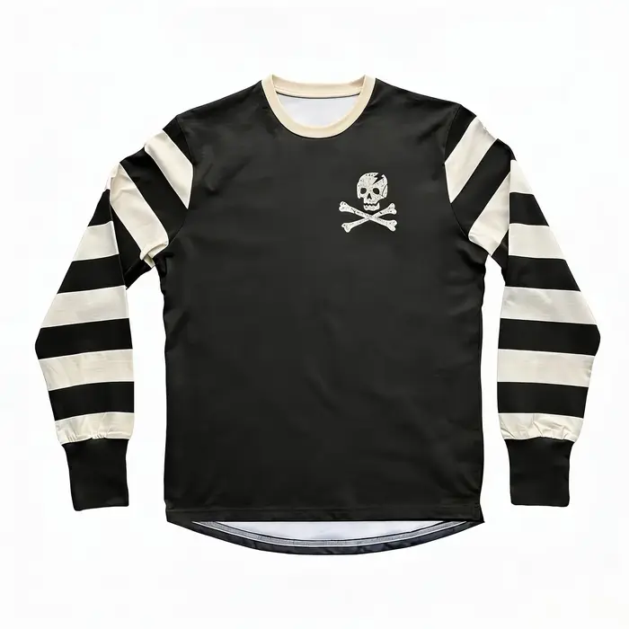 Ce t-shirt à manches rayées présente un motif rétro de crâne de pirate au centre, le rendant un clas