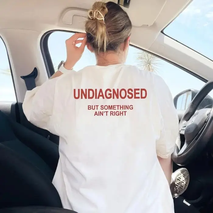 T-shirt « Undiagnosed But Something Ain't Right »