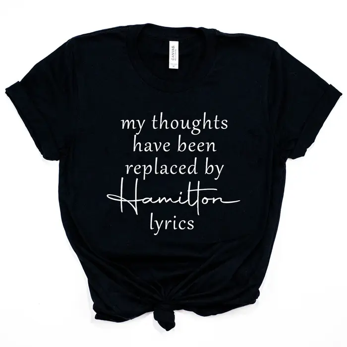 Mes pensées ont été remplacées par une chemise avec les paroles de Hamilton, un T-shirt d'alexandre,