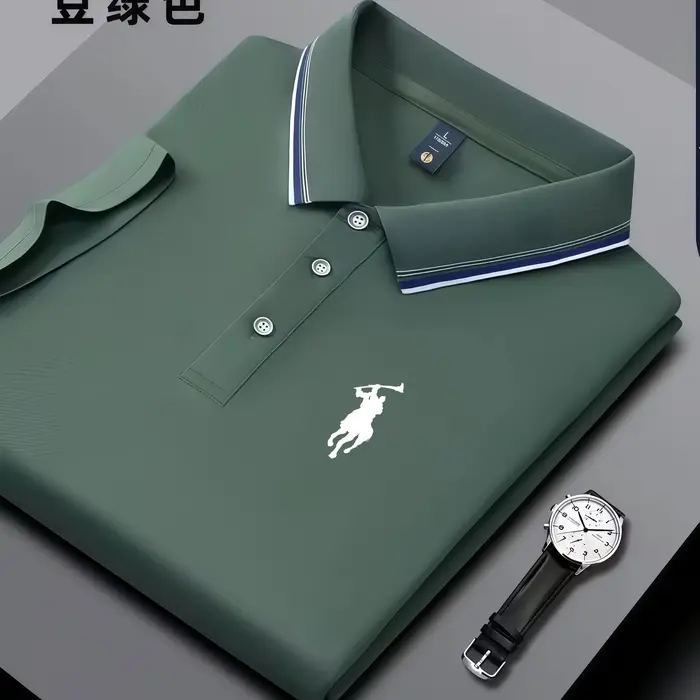 Polo classique à col décoré d'une double bande rouge et blanche, rehausse les tops noirs ordinaires, plus élégants et faciles à superposer.