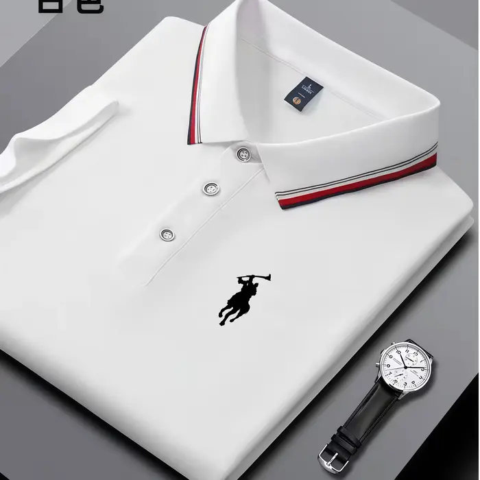 Polo classique à col décoré d'une double bande rouge et blanche, rehausse les tops noirs ordinaires, plus élégants et faciles à superposer.