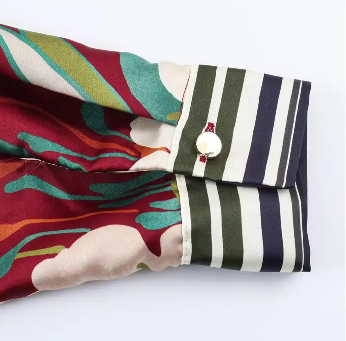 Chemisier Chic en Satin Rouge Profond à Imprimé Floral avec Col Revers