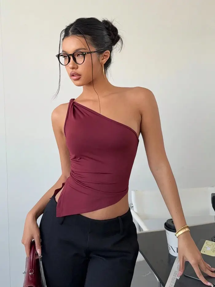 Femmes élégant bordeaux rouge torsion une épaule haut court été coupe ajustée plissé asymétrie ourlet hauts Streetwear 2025