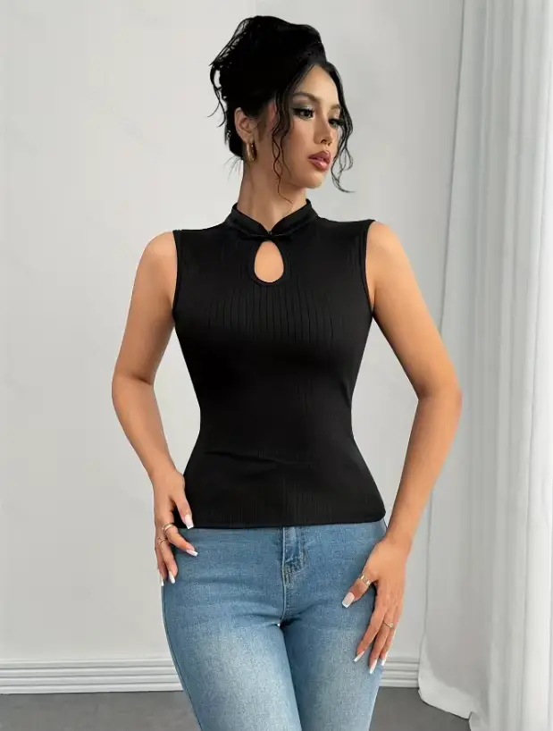 Haut d'été à col tendance et élégant avec un design soigné