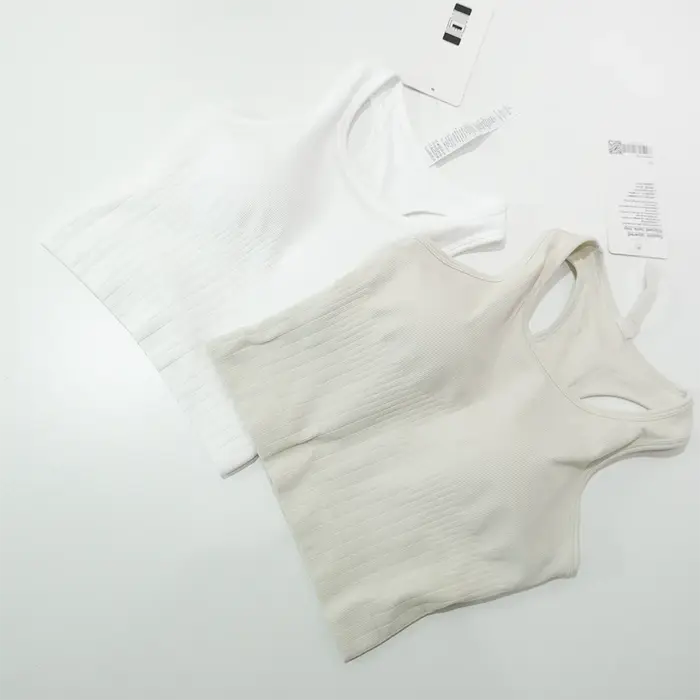 Débardeur court d'été en tricot sans couture avec coussinets de poitrine
