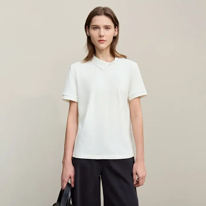 Polo Amii pour femme – Collection été 2026 – T-shirt décontracté à col revers et manches courtes avec patte de boutonnage asymétrique – Idéal pour superposer – Référence 12622015
