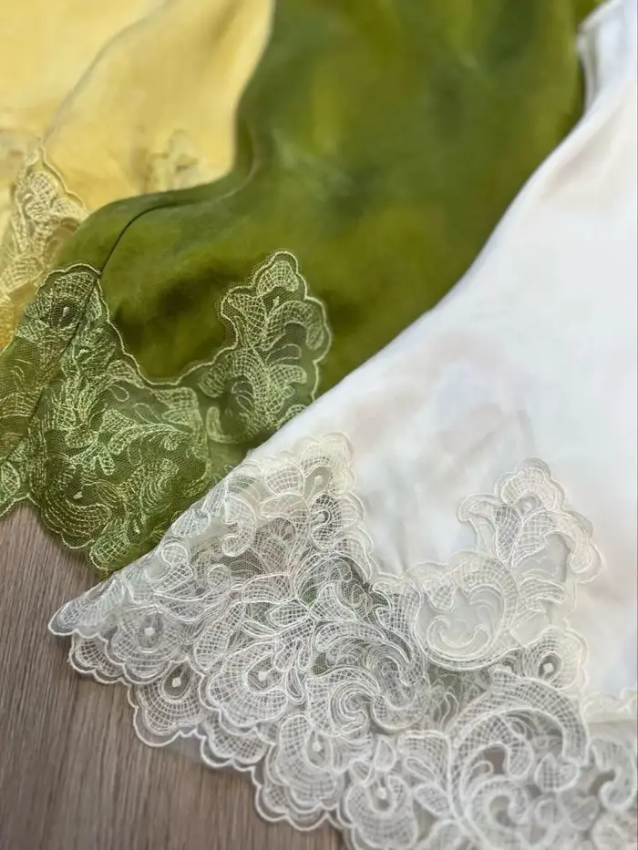 Débardeur élégant et féminin en satin de soie 100% avec dentelle
