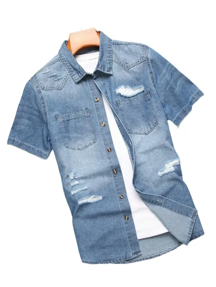 Chemise d'été en jean bleu à manches courtes pour hommes avec détails déchirés. Les éléments de conc