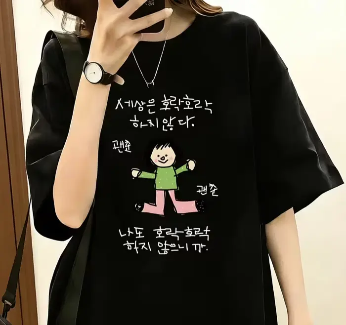 T-shirt pour femme avec une illustration d'un personnage en haut de gamme