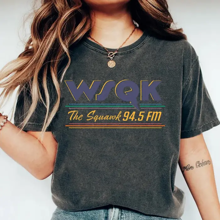 2026 WSQK The Squawk 94.5 FM T-shirt imprimé ST5 émission de télévision inspiré Dustin Henderson