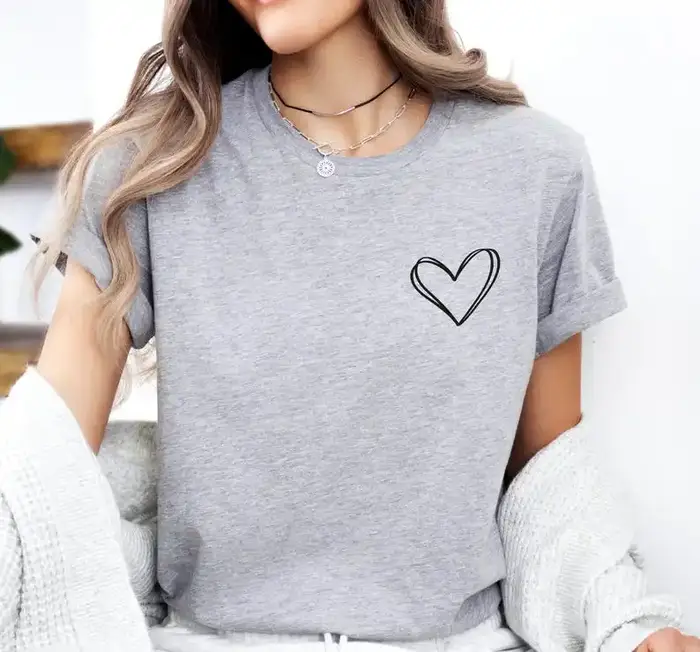 Coeur t-shirt poche dessiné à la main mignon