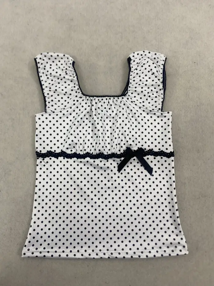 Débardeur blanc à pois à col carré pour femme avec bordure en dentelle marine et manches à volants