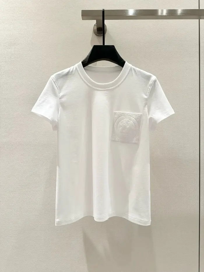 T-shirt Femme Haut de Gamme en Soie Brodé à Manches Courtes avec Poches – Collection Printemps/Été 2026 – Style Décontracté