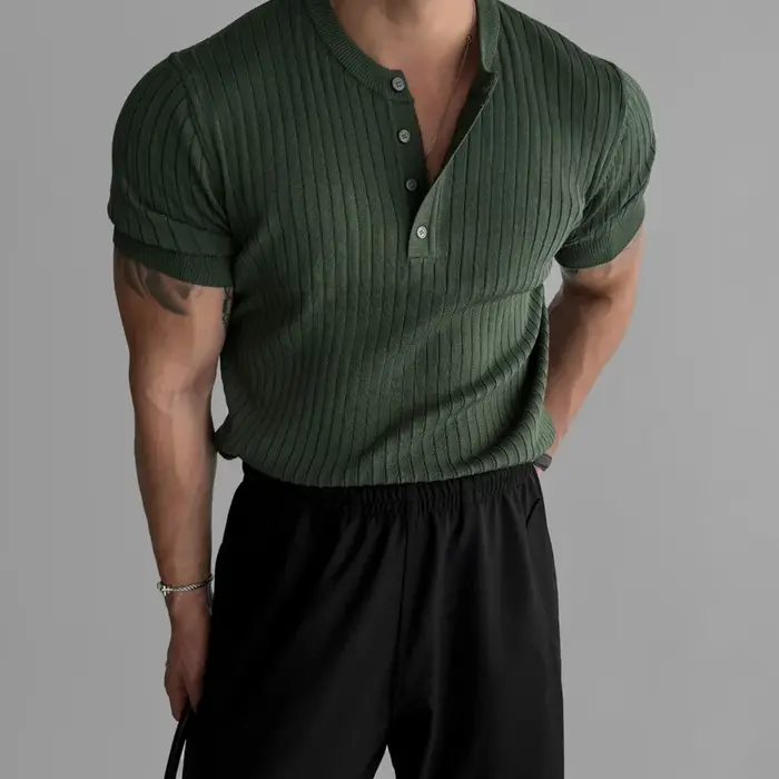 T-shirt tricoté à col Henry pour homme