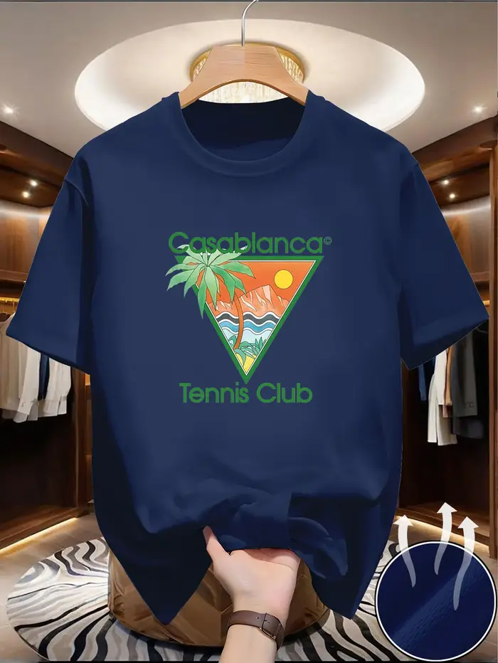 Ce t-shirt décontracté d'été présente un texte vert « Casablanca » et un motif triangulaire comprenant des éléments