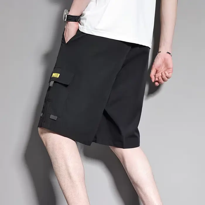 Shorts cargo pour homme couleur kaki avec cordon de serrage et poches à rabat