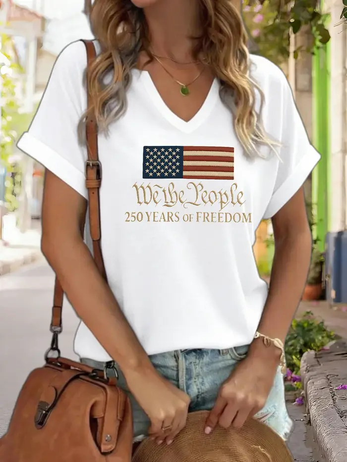 T-shirt graphique col en V pour femmes avec inscription « We The People »