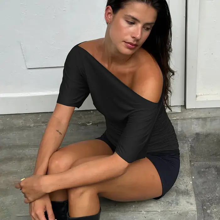 Haute qualité vente chaude en gros été nouveau T-shirt femme Sexy épicé fille plissée simple épaule col incliné haut ajusté
