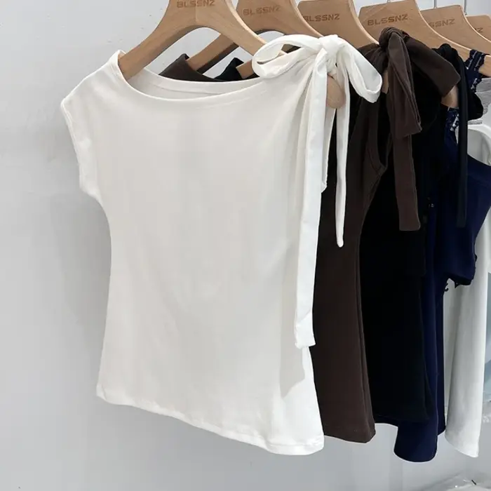 Nouveau T-shirt blanc à manches courtes pour femme, été 2026, avec détail nœud sexy, hauts décontractés et polyvalents pour femme, style coréen, couleur unie