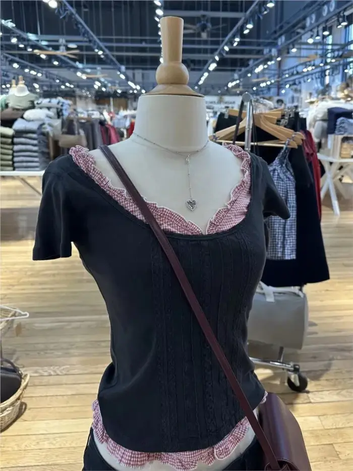 T-shirt noir à dentelle pour femme