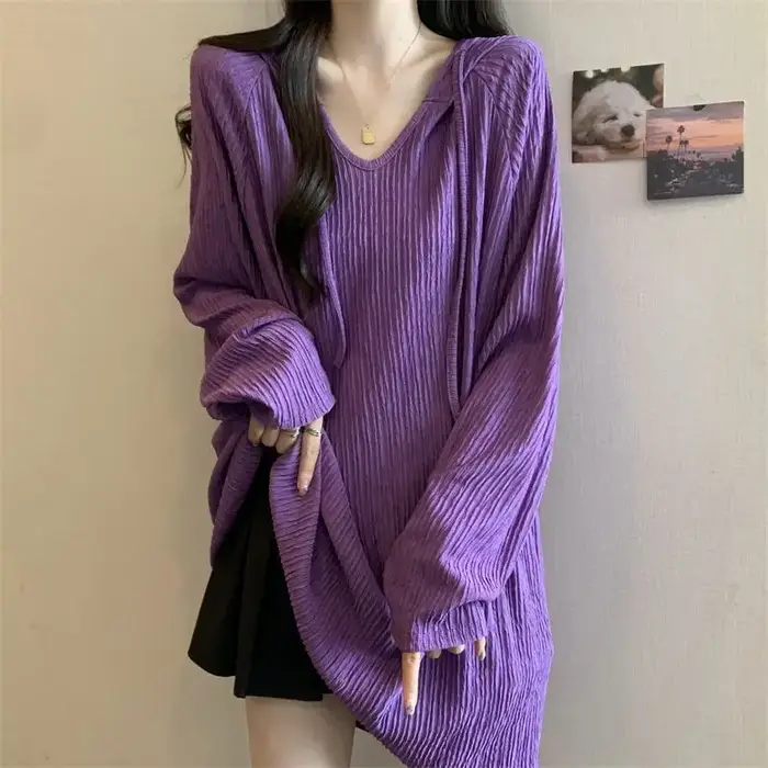Le T-shirt à capuche et manches longues est un nouveau haut tendance ample et amincissant de style coréen pour les femmes au printemps et en automne