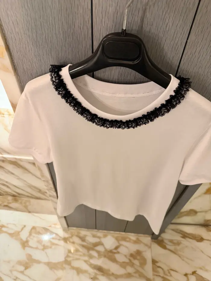 T-shirt élégant pour femme avec col en dentelle brodé – Haut confortable en pur coton doux