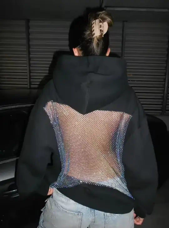Ce sweat à capuche élégant et décontracté pour femme comprend un design dos nu avec un panneau en maille transparente