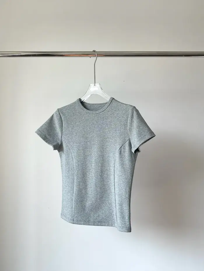 T-shirt à manches courtes et col rond, base classique en coton, épaules extensibles, couleur unie