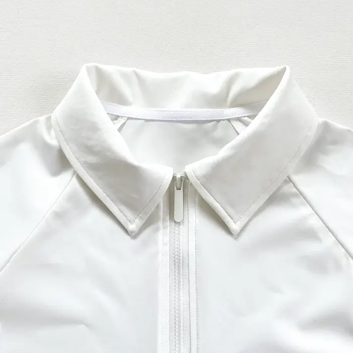 Polos à manches courtes pour femmes : options blanches et bleu marine disponibles