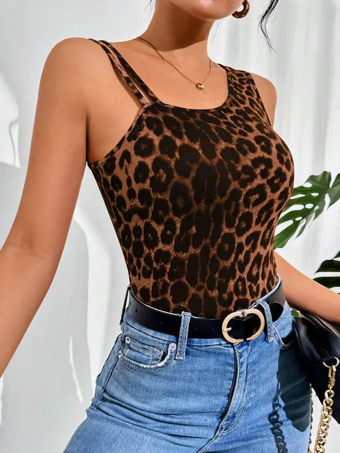 Les filles chaudes portent des hauts slim avec un haut intérieur