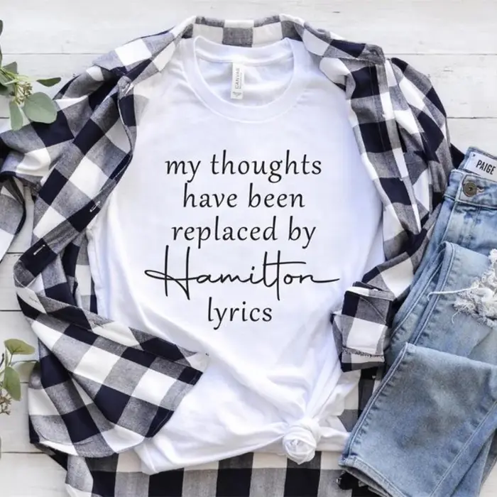 Mes pensées ont été remplacées par une chemise avec les paroles de Hamilton, un T-shirt d'alexandre,