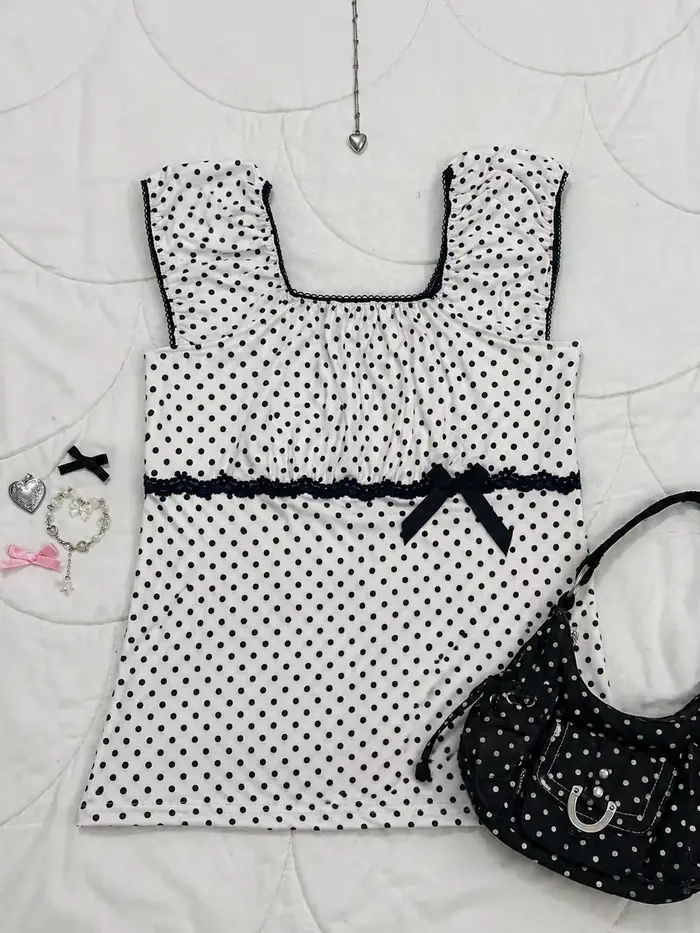 Débardeur blanc à pois à col carré pour femme avec bordure en dentelle marine et manches à volants