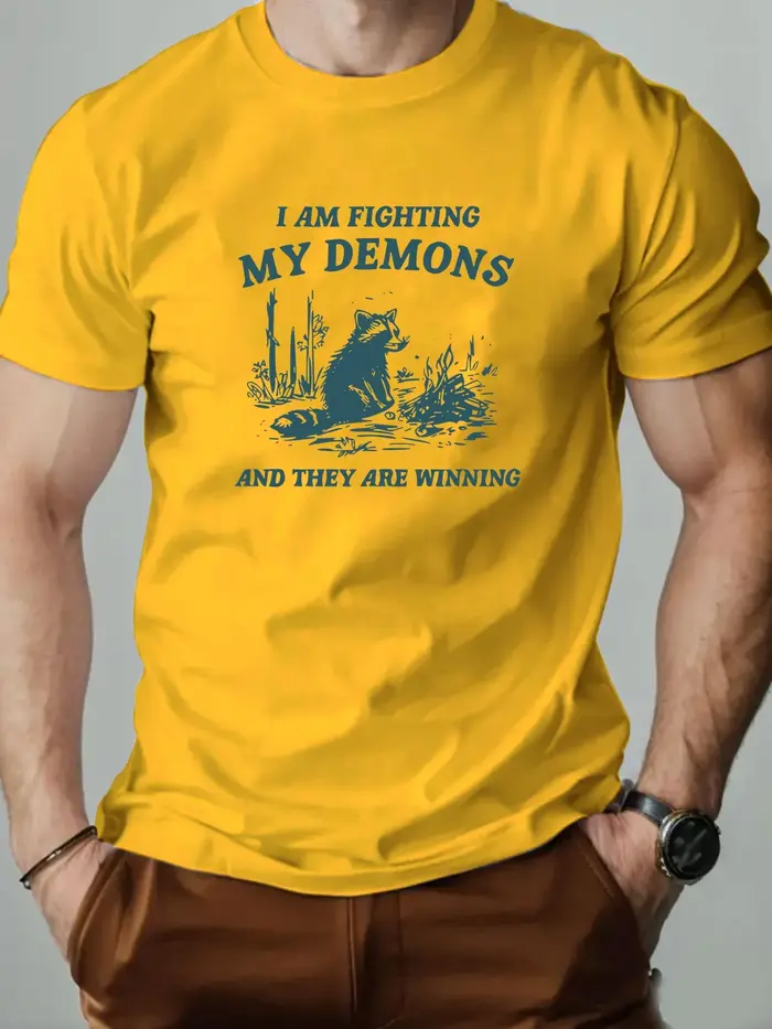 2025 T-Shirt pour hommes "Je combattre mes démons" Humoristique Graphique de raton laveur Respirant Doux Confortable Décontracté Tendance Quotidienne Streetwear
