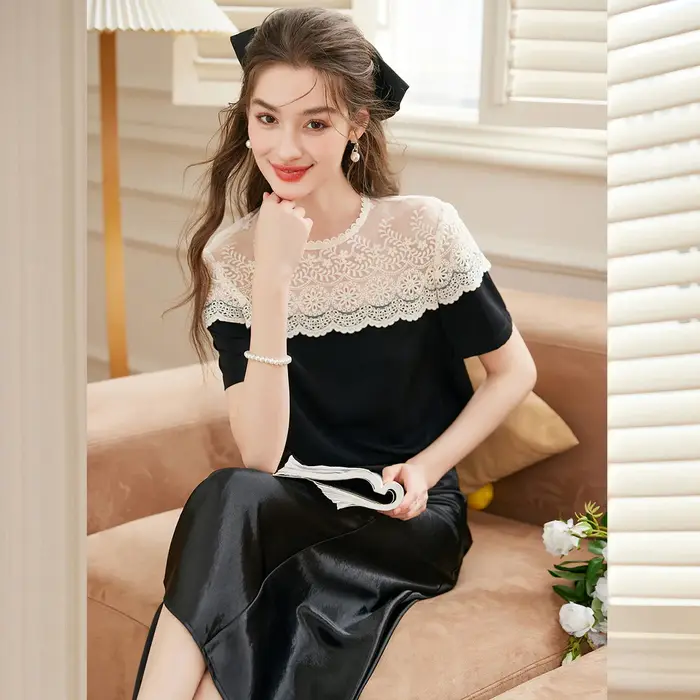 LOUIS YAO chemise femme 2025 été épaule creuse dentelle conception T-shirt tempérament élégant col rond manches courtes