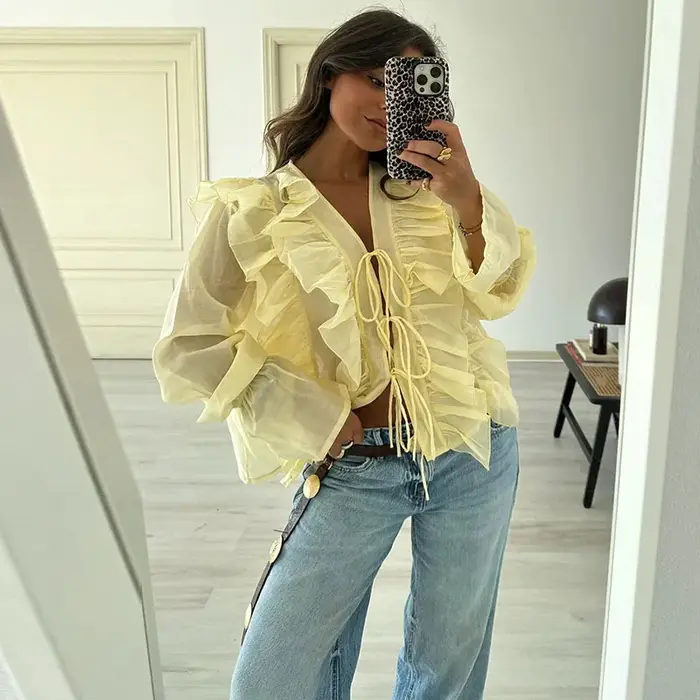 Chemises pour femmes Chic à volants creux à lacets en mousseline de soie col en v manches évasées Blouse femme 2025 printemps nouveau élégant solide dame vêtements d'extérieur