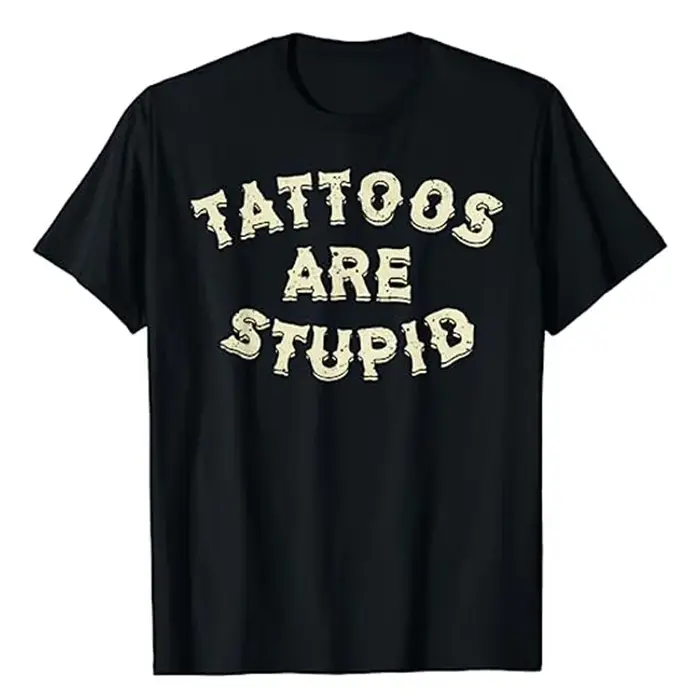 Les tatouages sont stupides T-shirt humoristique, énonciations imprimées de lettres drôles, citation