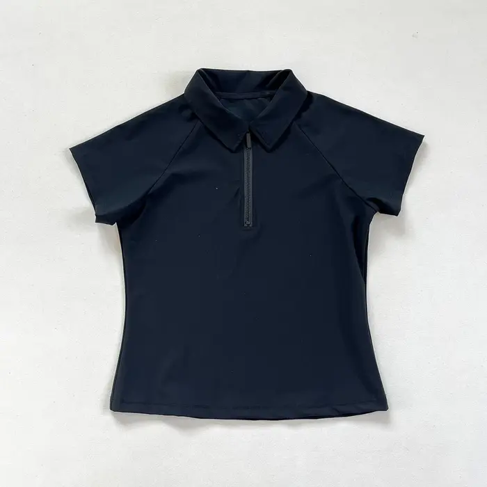 Polos à manches courtes pour femmes : options blanches et bleu marine disponibles