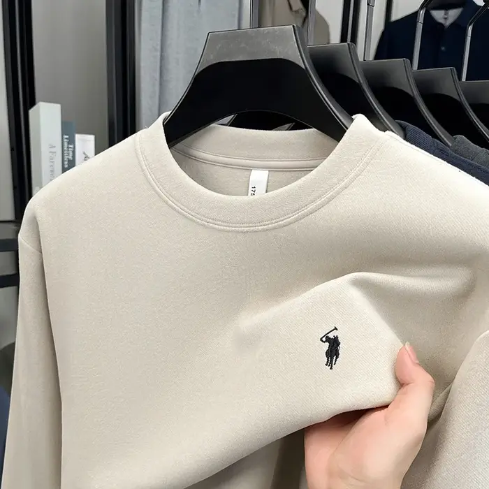 T-shirt à manches longues à col rond élégant et luxueux