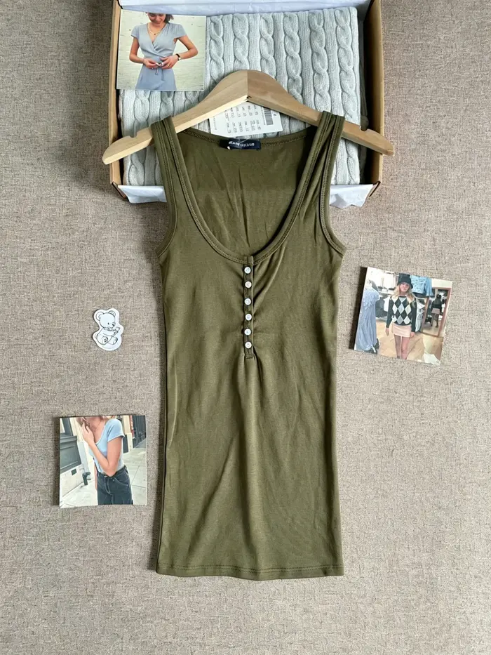 Débardeur Slim Vert Armée à Six Boutons pour Femme – Nouvelle Collection Été Y2K Streetwear