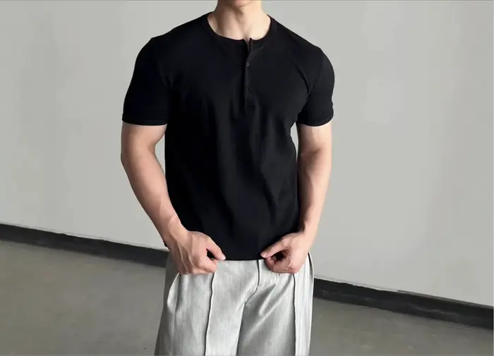 T-shirt Homme Rétro Américain Col Henry Couleur Unie Manches Courtes Coupe Élégante Été Haut de Gamme Épaule Droite Décontracté