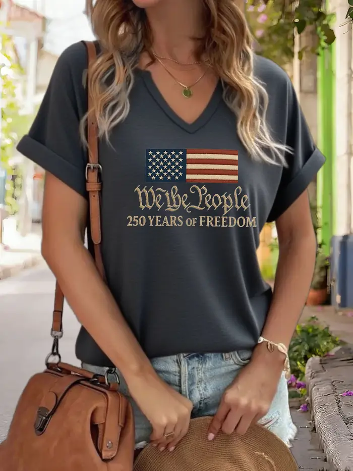 T-shirt graphique col en V pour femmes avec inscription « We The People »